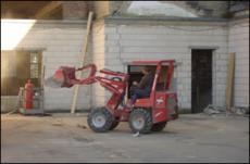 Einsatz von eigenen Baugeräten, wie hier: Minibagger mit Hydraulikhammer 1,6 t. und Radlader 2,5 t. Optimal für Arbeiten Innerhalb von Gebäuden.