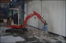 Einsatz von eigenen Baugeräten, wie hier: Minibagger mit Hydraulikhammer 1,6 t. und Radlader 2,5 t. Optimal für Arbeiten Innerhalb von Gebäuden.
